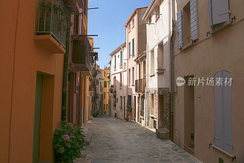色彩斑斓的狭窄街道(Rue de la Convention)在Port d'Avall, Collioure, pyr<s:2> - orientales, Occitanie，法国